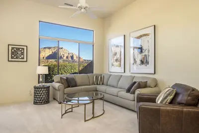 Image de Vues étonnantes! Premier 2bd + Den / 2ba Condo avec piscine, terrain de golf et tennis.