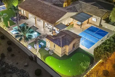 Image de Azul est un délice. À plus de 4000 pieds carrés et 5 chambres, 5. 5 salles de bains