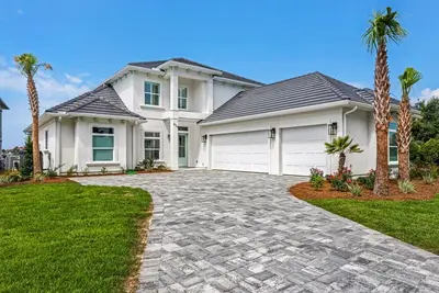 Image de Nouveau avec vue sur la plage à l'est, piscine privée et voiturette de golf gratuite.