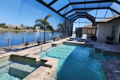 Maison luxueuse / moderne / neuve au bord d'un canal dans le sud-ouest de la Floride avec piscine chauffée et spa