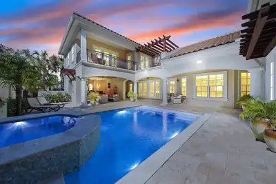 Image de Livre pour les vacances d'automne! Superbe maison au milieu de tout, avec piscine privée et voiturette de golf gratuite!