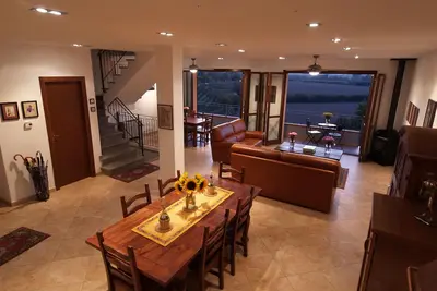 Image de New House Large en Toscane Campagne, Belle Hilltop View, Perfect Situation