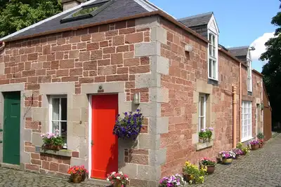 Image de Cottage situé dans un magnifique sud face à deux acres de jardin privé