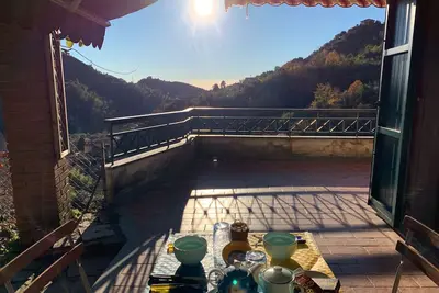 Maison dans la première colline avec piscine, 3 chambres à coucher, 3 salles de bain, entourée de verdure.