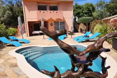 Image de Maison 150M² Parking 3 Chambres 3 SdD 4 Clims Piscine sécurisée Plages proches