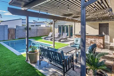 Image de Nouveau remodelage à pied de la vieille ville avec piscine chauffée