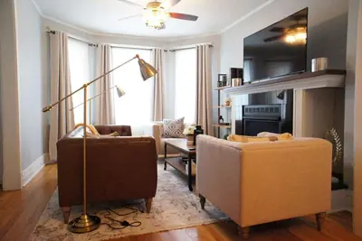 Image de Nid douillet à Vibrant Lincoln Square à Chicago. Étapes menant à la ligne brune occidentale.