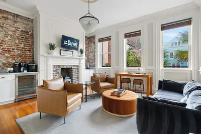 Image de Honeydew (centre-ville historique) - Incroyable sur Broad Street Location - À seulement 2 pâtés de maisons de Rainbow Row!