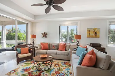 Image de Walk Out de cette élégante 2 Chambre Condominium Sur To Beach Superbe Grace Bay!