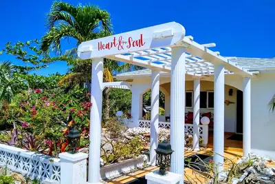 Image de Vues sur l'océan, piscine privée et jardin botanique luxuriant