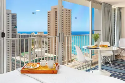 Image de Magnifique Pacific Monarch Studio rénové au bord de la plage avec une vue imprenable!