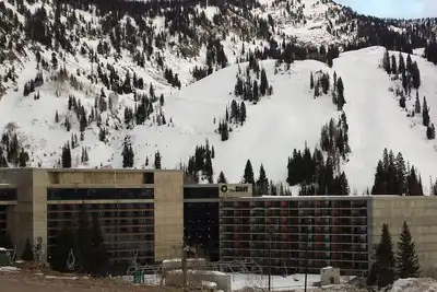 Image de 2800 $ - 2019 du vendredi 3 août au vendredi 3 h 15, Cliff Club - 10 personnes (Snowbird)