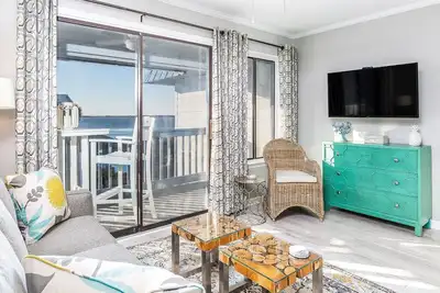 Image de Récemment mis à jour Condo Bay View dernier étage avec piscine communautaire