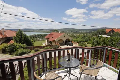 Image de Maison de vacances avec piscine extérieure chauffée, climatisation, panorama sur le lac Balaton