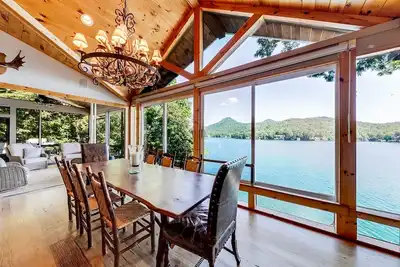 Image de • À une courte distance en voiture d’Atlanta, Knot Done est situé au bord du lac immaculé Burton, dans le nord de la Géorgie.