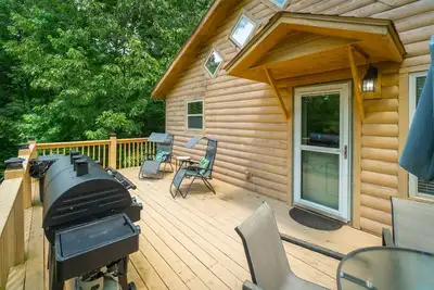 Image de Sunny Woods Cabin est l'endroit idéal pour vous évader et profiter de la magnifique vue sur la montagne