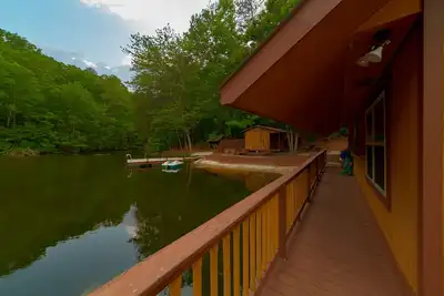 Image de Qui ne tomberait pas amoureux de Knott's Landing? Cette cabine adorable est située sur un petit la