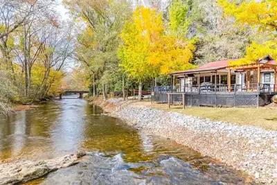 Image de Lost Soles of the River est une maison exquise récemment rénovée, située sur la rivière Chattahoochee et