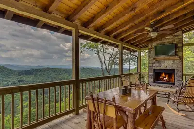 Image de Détente, cabine isolée, magnifique coucher de soleil / vue sur la montagne, table de billard, bain à remous