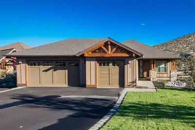 Image de Nouvelle maison luxueuse de 5 chambres avec bain à remous privé