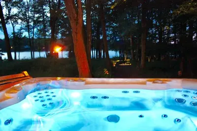 Image de Chalet de ski de luxe au bord du lac avec bain à remous toute l'année près de Camelback
