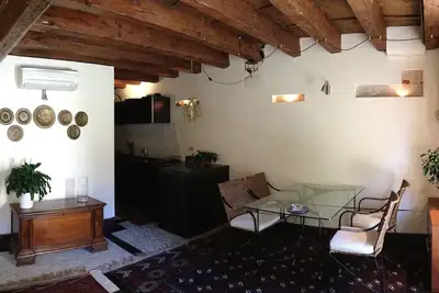 Image de Appartement avec grand jardin, entièrement restauré et meublé avec goût.