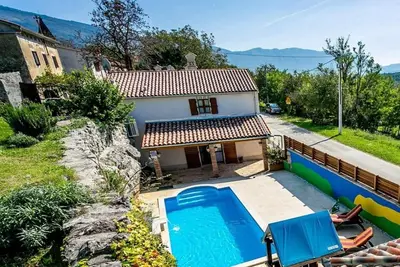 Image de Villa rustique avec piscine, terrasse et superbes vues