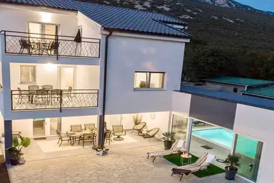 Villa Lake & Sea - avec 4 chambres pour 8 personnes et une piscine intérieure
