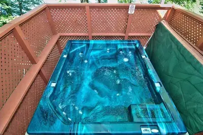 Image de Chalet au bord du lac avec bain à remous, climatisation, 2 bateaux, quai et salle de jeux