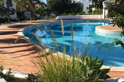 Image de Appartement spacieux avec 2 chambres, superbe plage, vue sur la mer, piscine et jardin