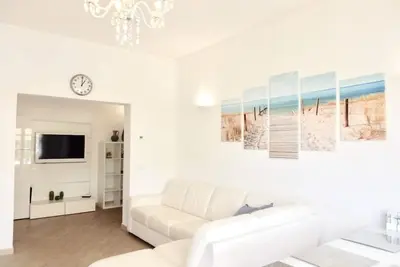 Image de Très bel appartement juste rénové en bord de mer avec 3 chambres et 2 salles de bains.