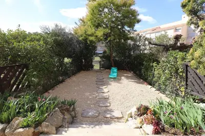 Image de 2 pièces rez-de-jardin proche plages