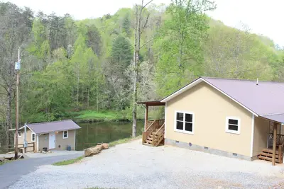 Image de Riverfront PRIVÉE 3 lit maison / 2 salles de bain sur la rivière Oconaluftee! Dock PRIVÉ!