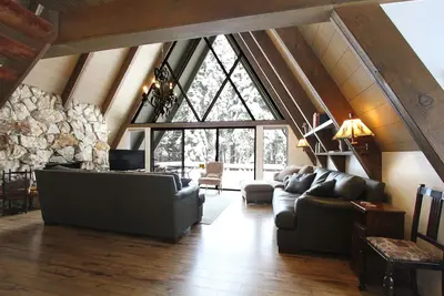 Image de Lakeside of Hwy 89 à Homewood - 5 chambres, 5 salles de bain Vue partielle sur le lac!