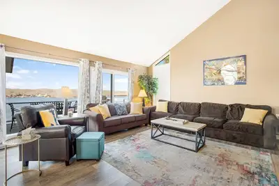 Image de Lake Front Cliff Side Home, piscine communautaire, coucher de soleil incroyable et grandes terrasses