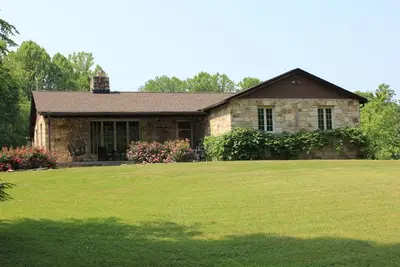 Image de Stone Lodge le 25 ac. , 1 mi. du centre-ville de Fayetteville, 2 mi. auprès de Nrg pont