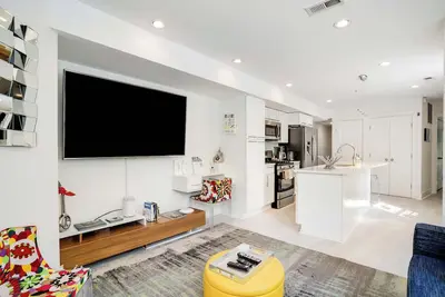 Image de Appartement contemporain du milieu du siècle au cœur de Shaw!