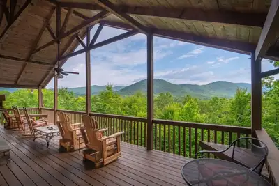 Image de Intimité, calme et tranquillité - et vue fantastique! Retraite familiale et rustique de charme, lodge avec bain à remous,