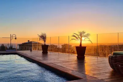 Image de Appartement de trois chambres avec piscine privée et vue sur la méditerranée