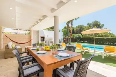 Image de Maison de 250 m2 de design moderne, à seulement 600 m. de la plage de Binibeca.