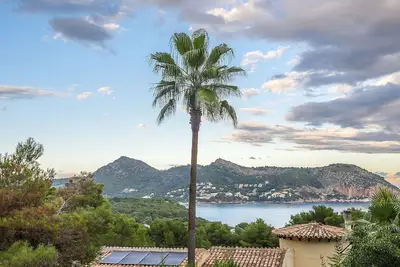 Image de Villa avec piscine privée et vues sur la mer