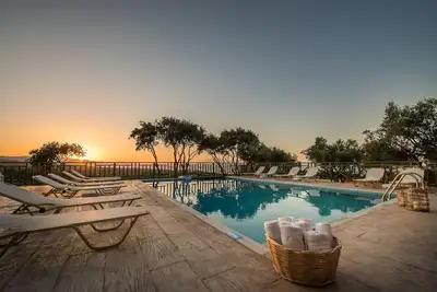 Image de Chalet dans les collines avec une vue magnifique et une piscine à seulement 850 mètres de la mer