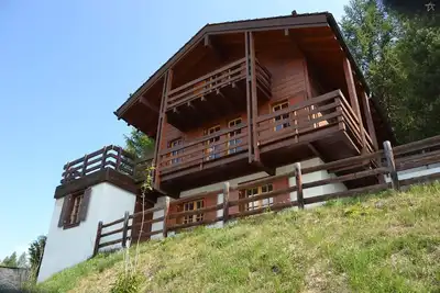 Image de Extérieur : Chalet rénové de 6 pièces sur 3 niveaux, situé à l’entrée du village, balcons et 2 terra