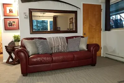 Image de Belle une chambre, entièrement meublée avec entrée privée. Rez-de-chaussée.