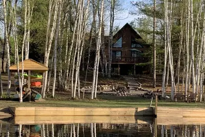 Image de Dort maintenant 8 avec trois chambres à coucher, air central et amarrage de bateau sur place.