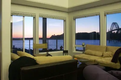 Image de Superbe maison côtière de l'Oregon; prix réduit pour le reste de l'été!