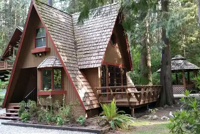 Image de Chalet de charme en cèdre avec bain à remous privé et foyer