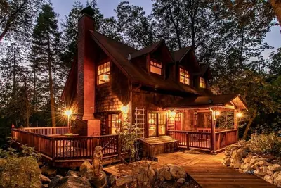 Image de Magnifique livre de contes Home By The Creek 3 chambres / 2 salles de bain - Magnifique!