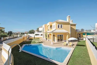 Image de V4 avec piscine privée et endroit calme