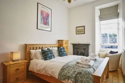 Image de Appartement lumineux et spacieux, idéal pour les groupes et les familles, proche du centre